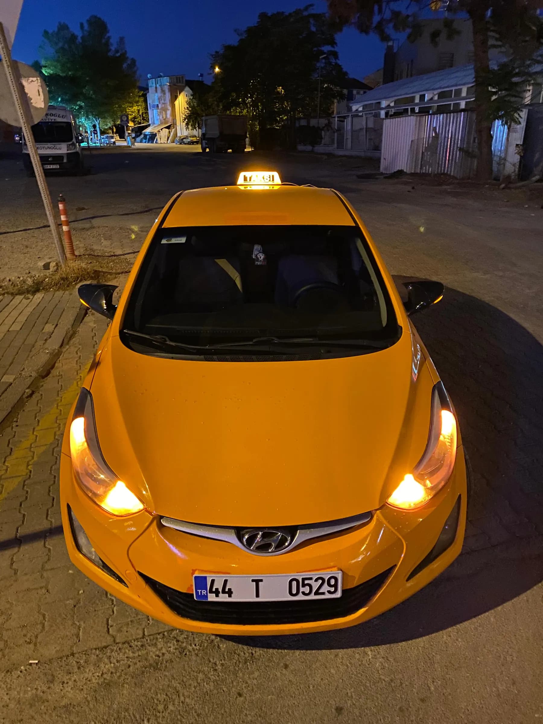Hyundai Elantra ticari taksinin ön görünümü, plaka 44 T 0529