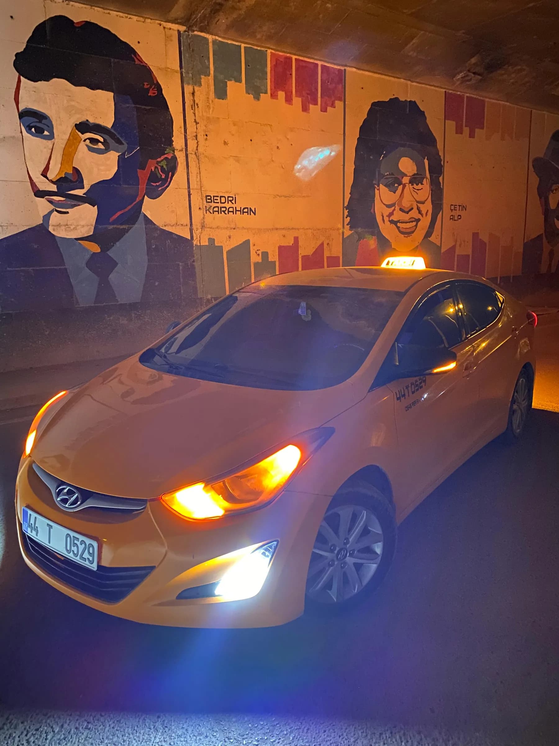 Gece alt geçitte ilerleyen Saray Taksi