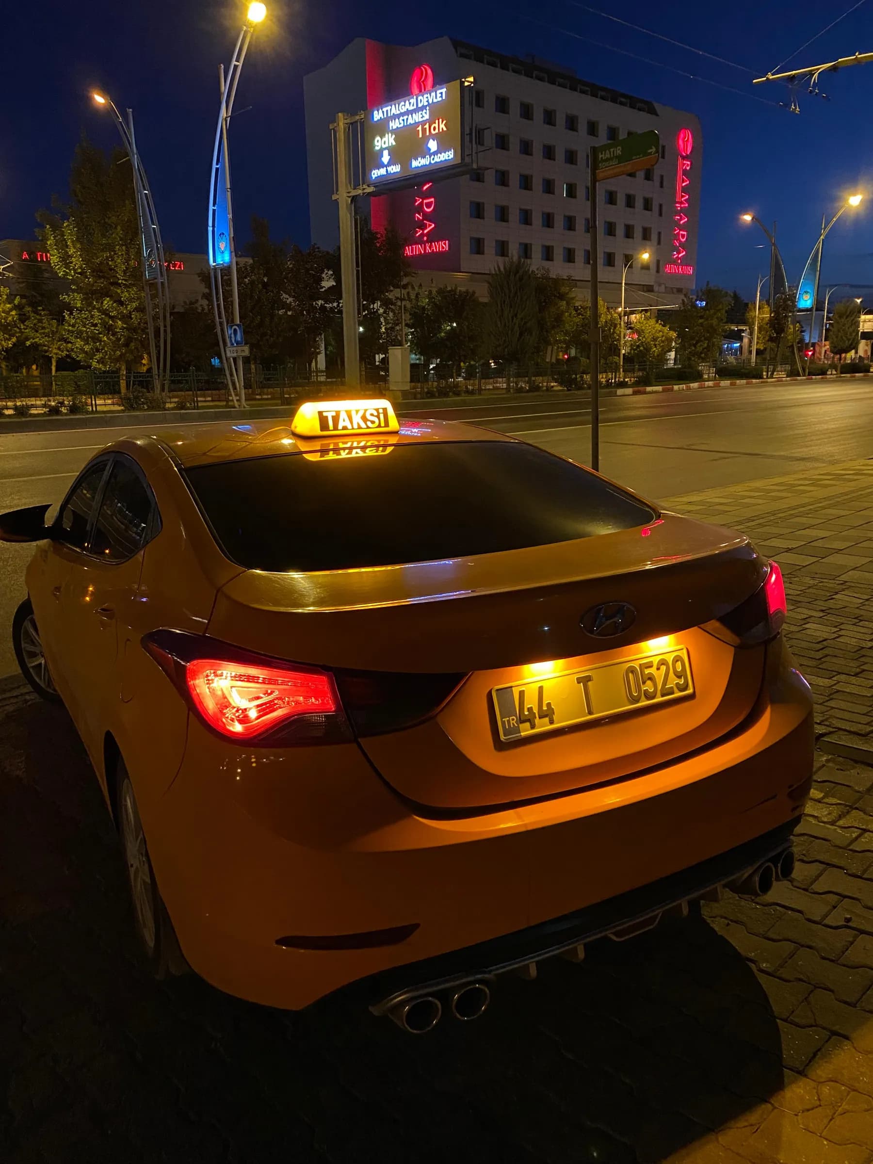Gece bulvarında bekleyen Saray Taksi, tepe lambası yanıyor