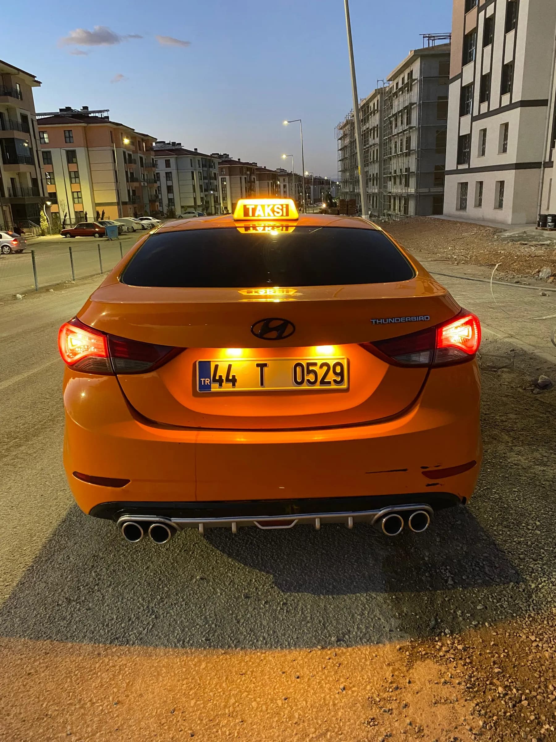 Mahalle arasında, 44 T 0529 plakası görünen Saray Taksi